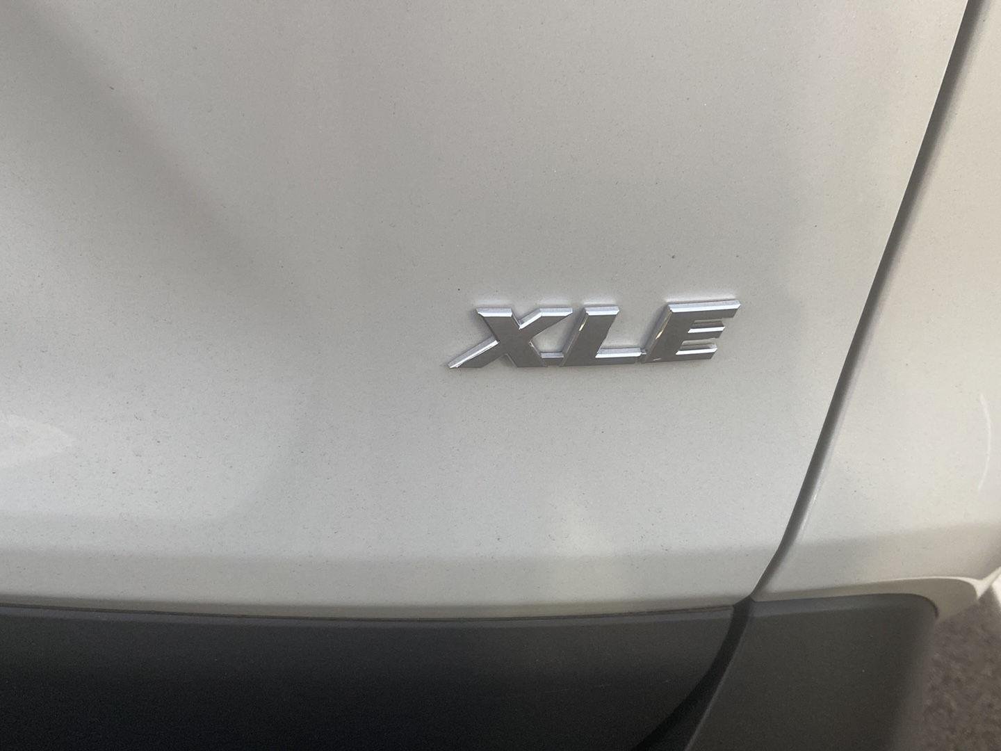 Used 2025 Wind Chill Pearl Toyota XLE Premium image 7