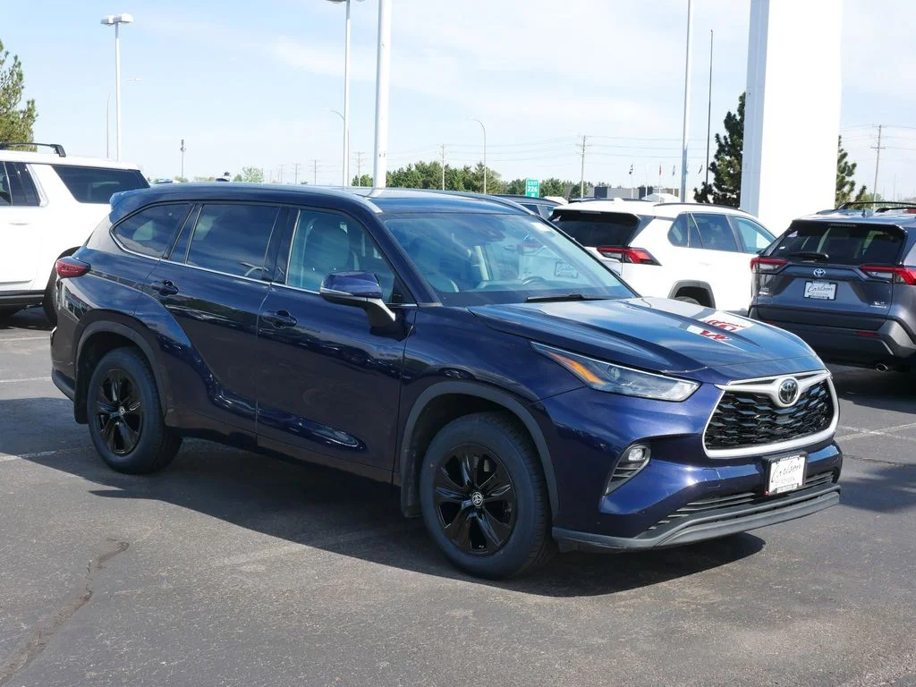 Used 2022 Toyota Highlander XLE with VIN 5TDGZRBH2NS171798 for sale in Minneapolis, Minnesota
