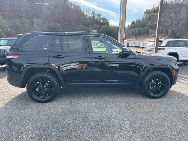 New 2026 Diamond Black Crystal Pearl-Coat Exterior Paint Jeep Altitude image 2