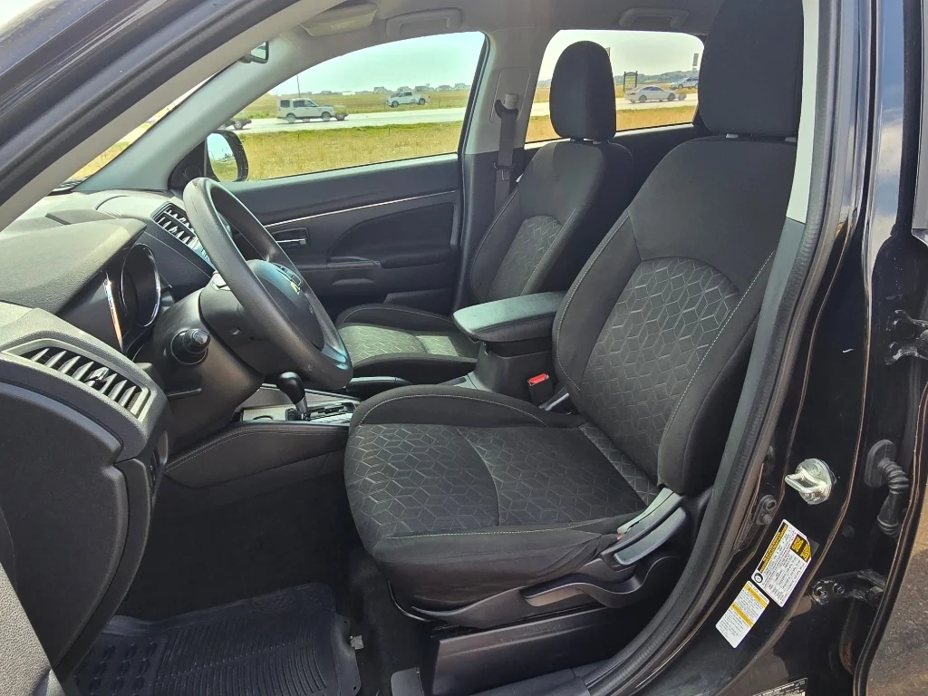 Used 2021 Labrador Black Metallic Mitsubishi LE image 12