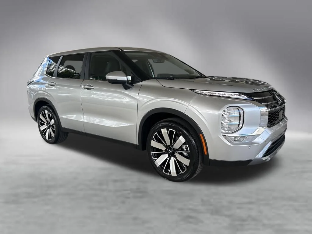 New 2026 Silver Mitsubishi SE 1.5T 2WD image 2
