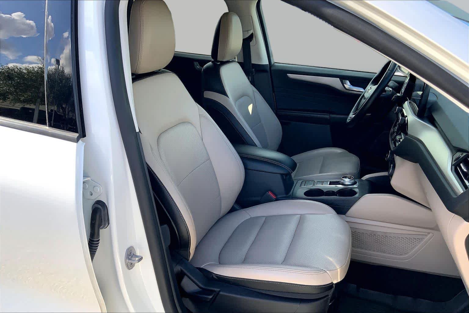 Used 2022 Star White Metallic Tri-Coat Ford SEL image 8