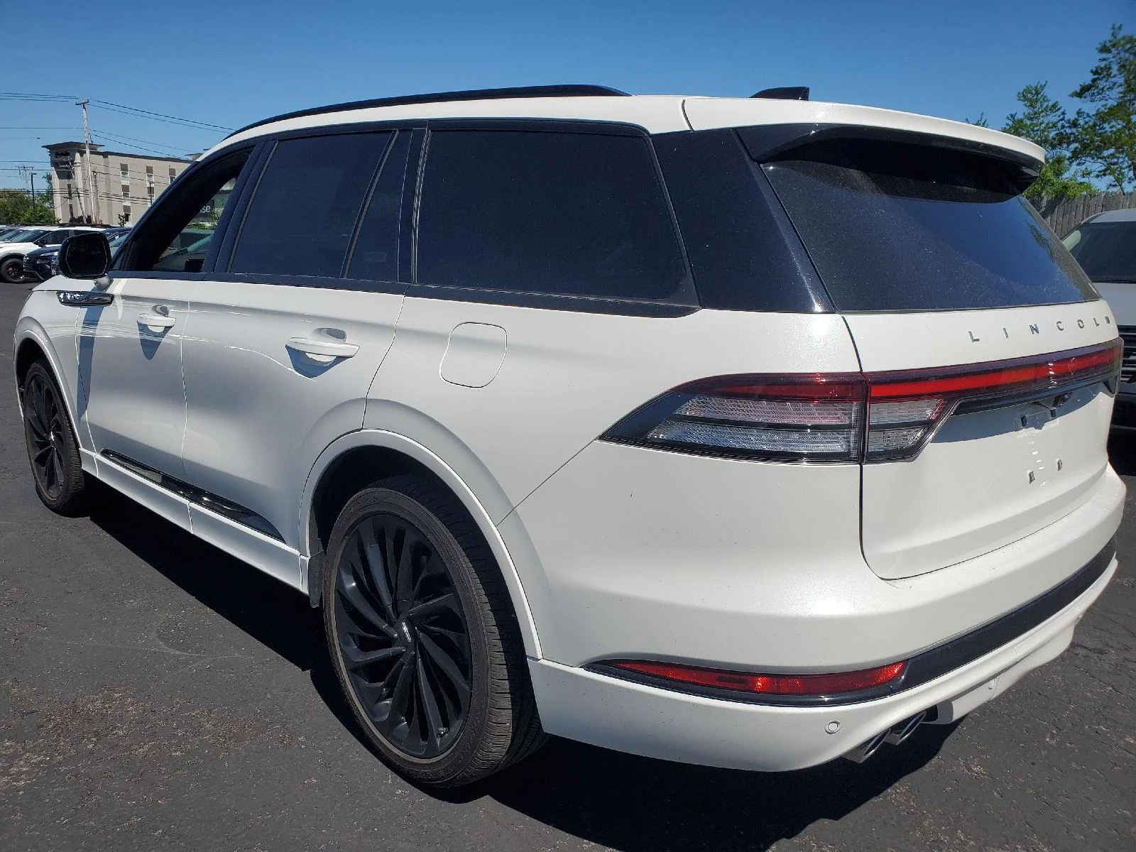 Used 2025 Pristine White Metallic Tri-Coat Lincoln Reserve image 3