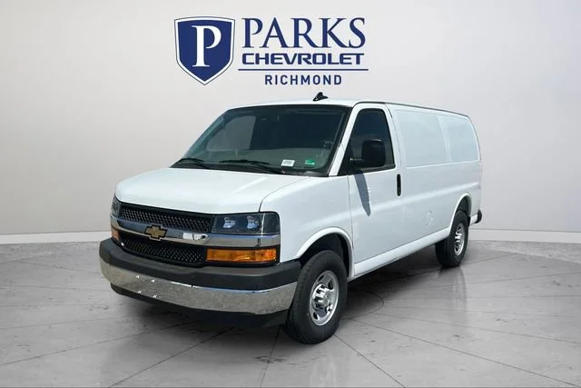 New 2025 Summit White Chevrolet WT image 3