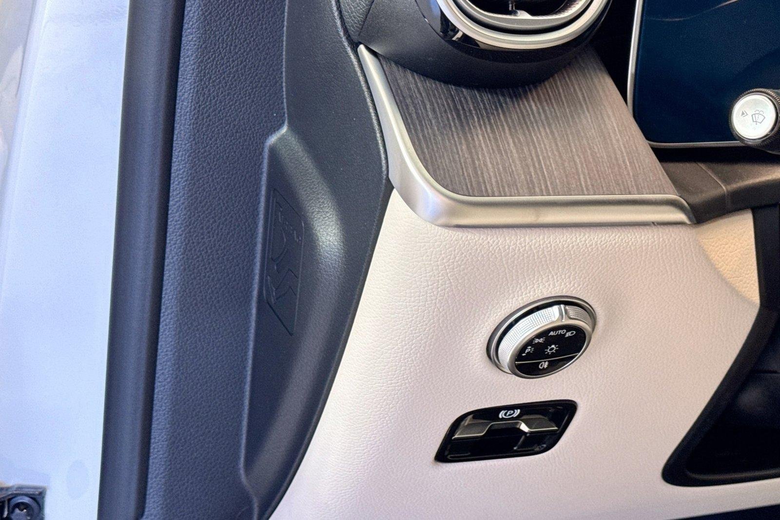 New 2026 Polar White Mercedes-Benz GLC 300 image 10