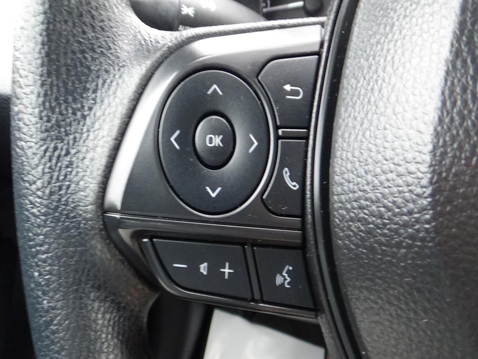 Used 2025 Classic Silver Metallic (1f7) Toyota LE image 17