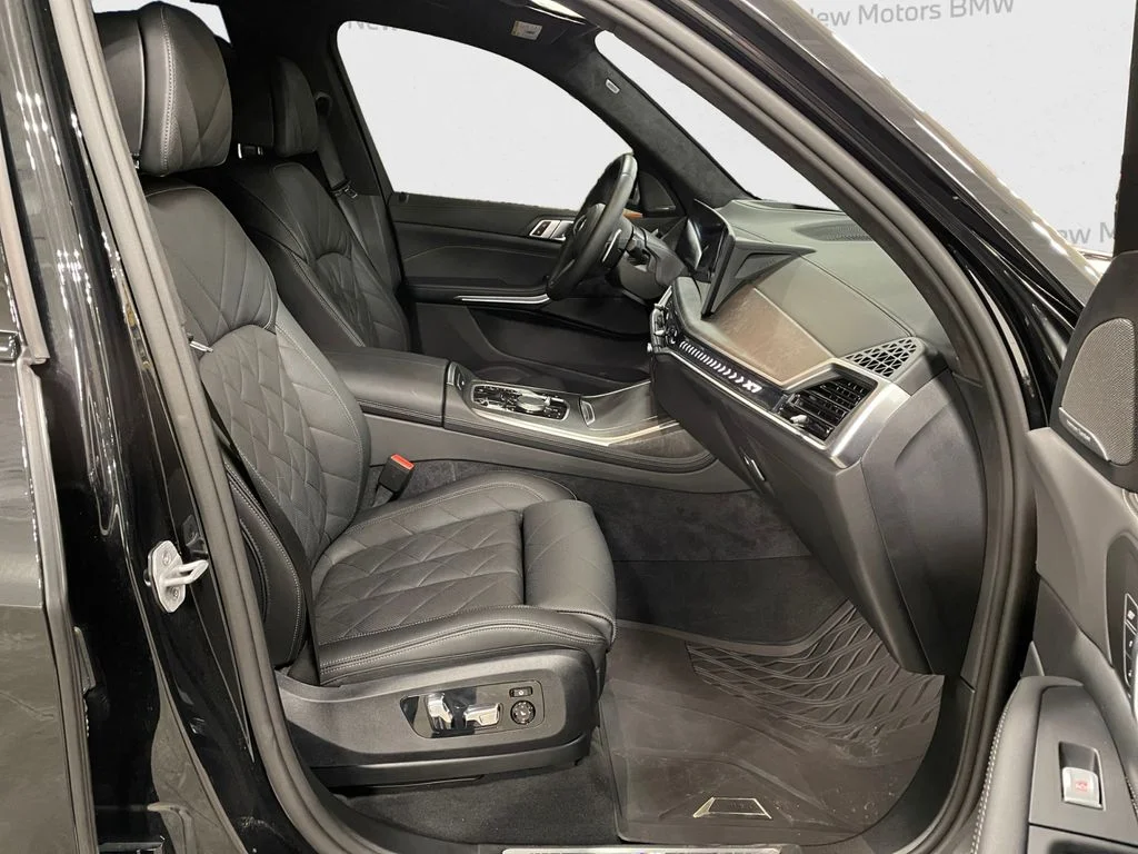 Used 2025 Black Sapphire Metallic BMW xDrive40i image 15