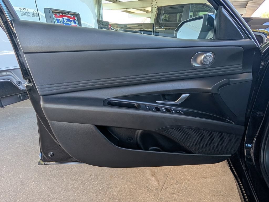 Used 2025 Black Hyundai SEL Convenience image 16