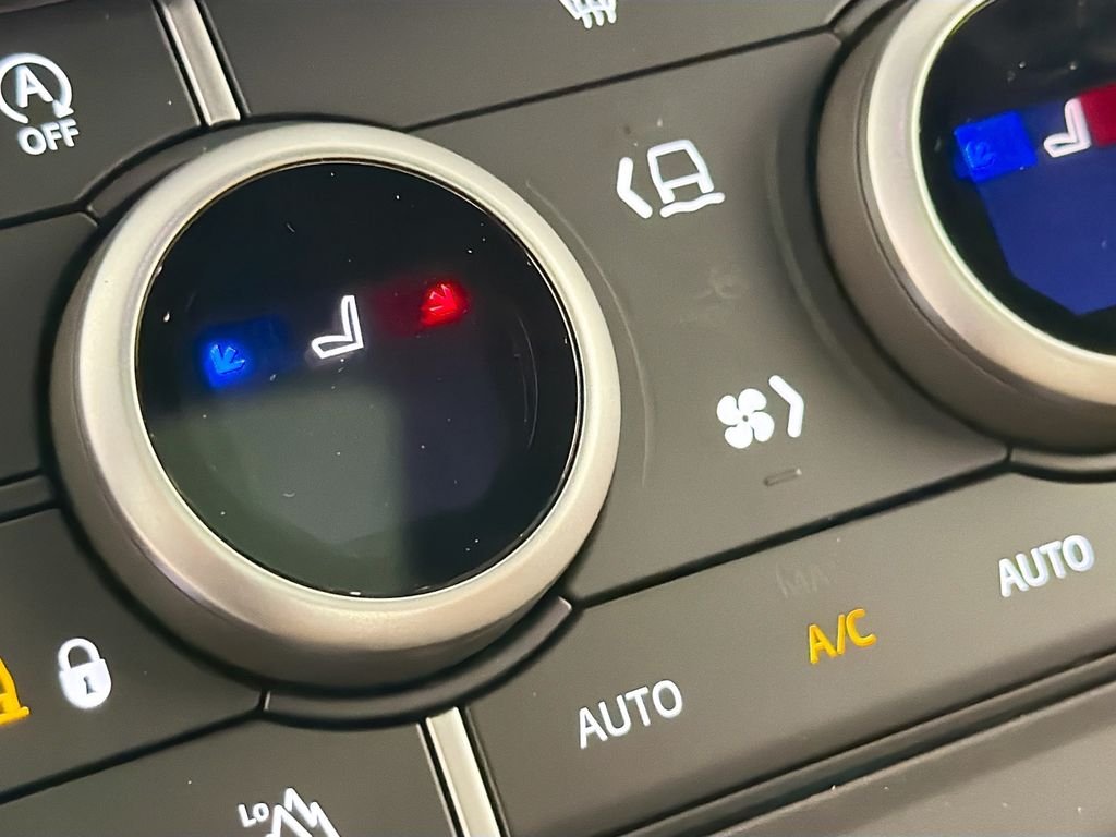 New 2026 Fuji White Land Rover X-Dynamic SE image 21