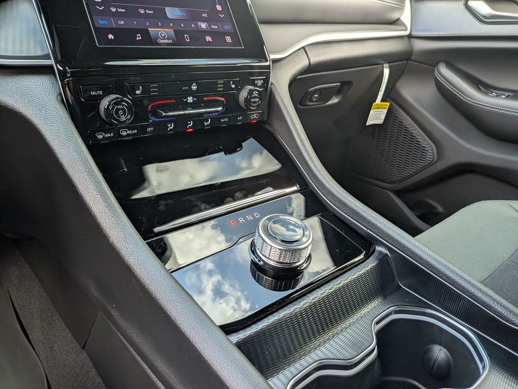 New 2026 Bright White Clear-Coat Exterior Paint Jeep Laredo image 24
