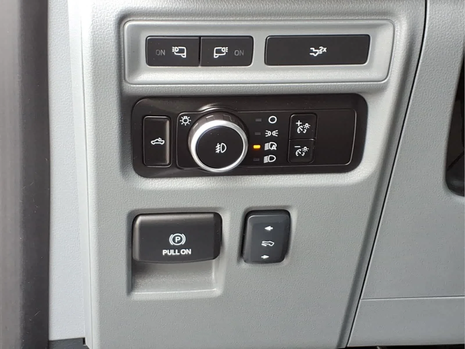 Used 2023 Avalanche Gray Ford XLT image 13