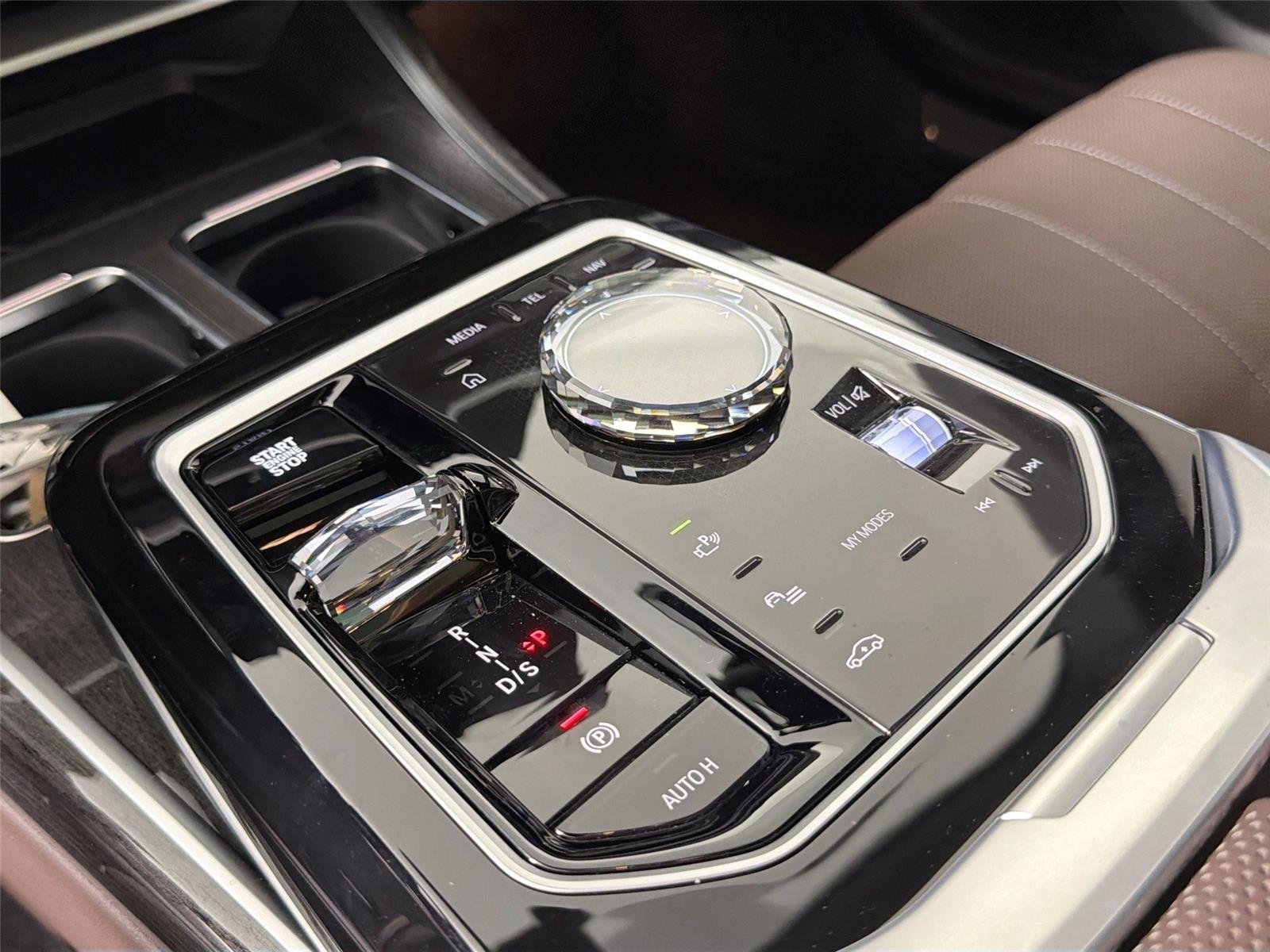 New 2026 Oxide Grey Metallic BMW 750e xDrive image 15