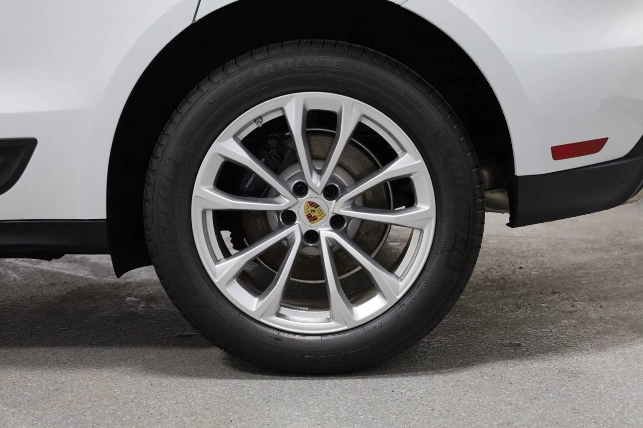 Used 2026 Carrara White Metallic Porsche  image 38