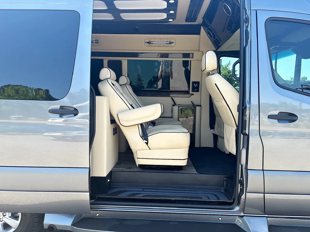 Used 2022  Mercedes-Benz Cargo 144 WB image 34