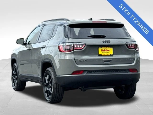 New 2026 Sting-Gray Clearcoat Jeep Latitude image 4