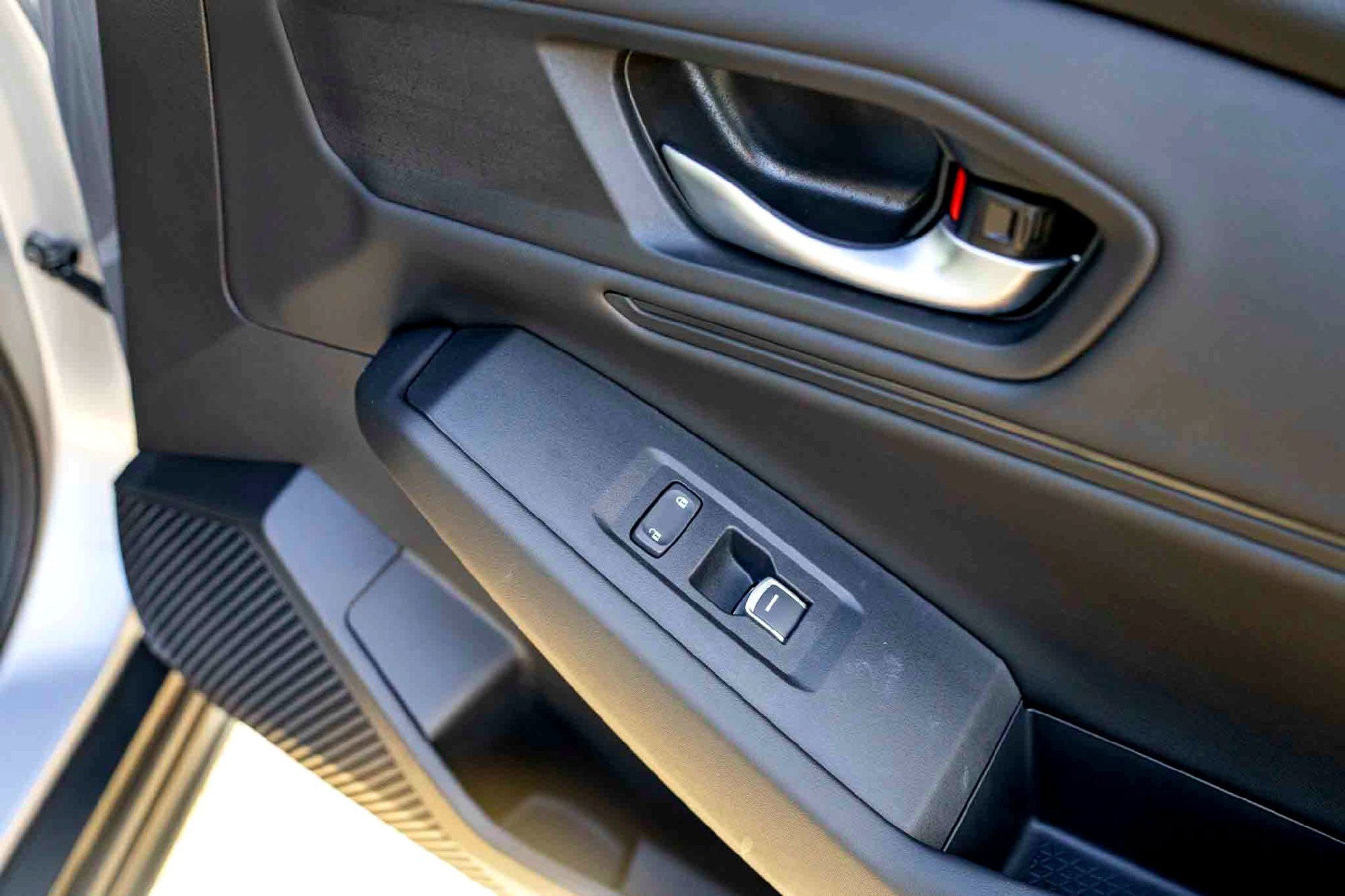 Used 2025 Silver Metallic Honda SE image 30