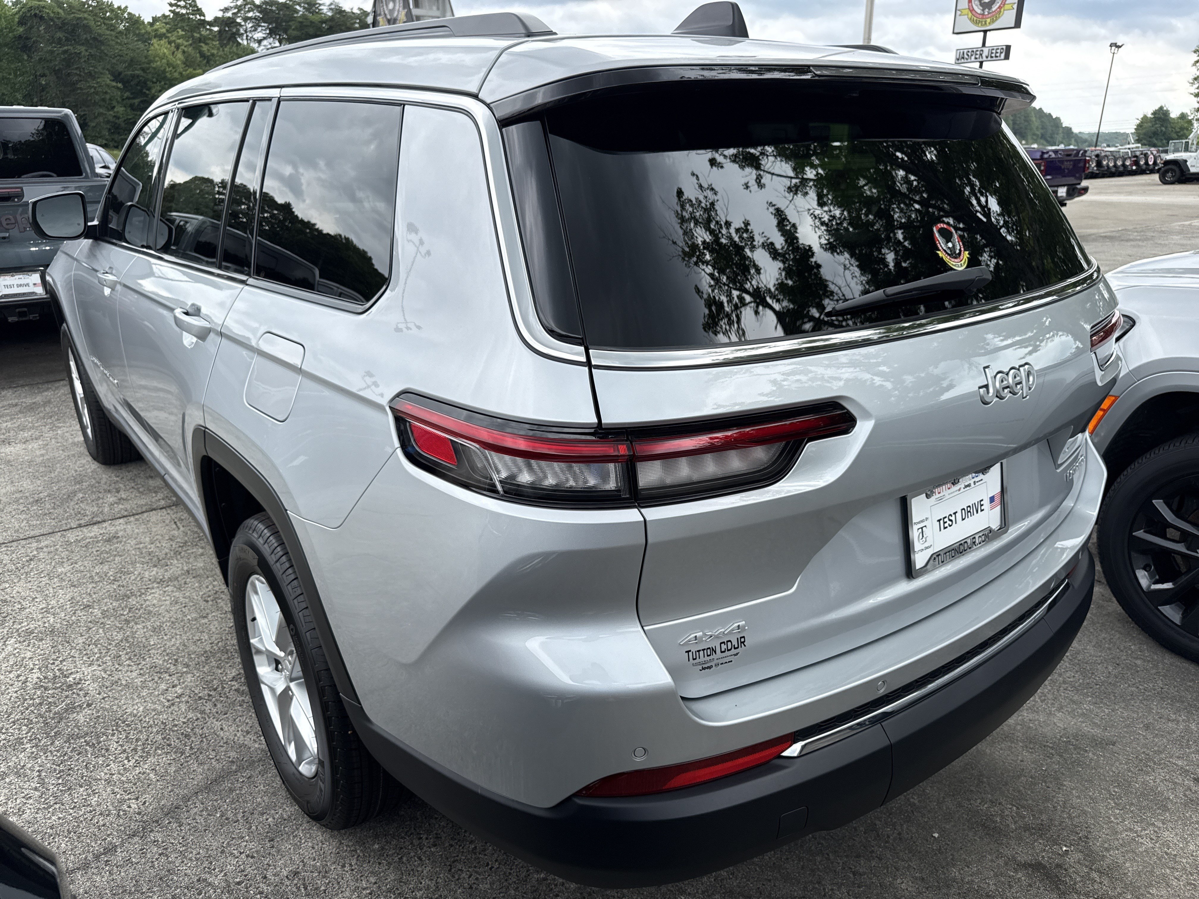 New 2026 Silver Zynith Jeep Laredo image 5