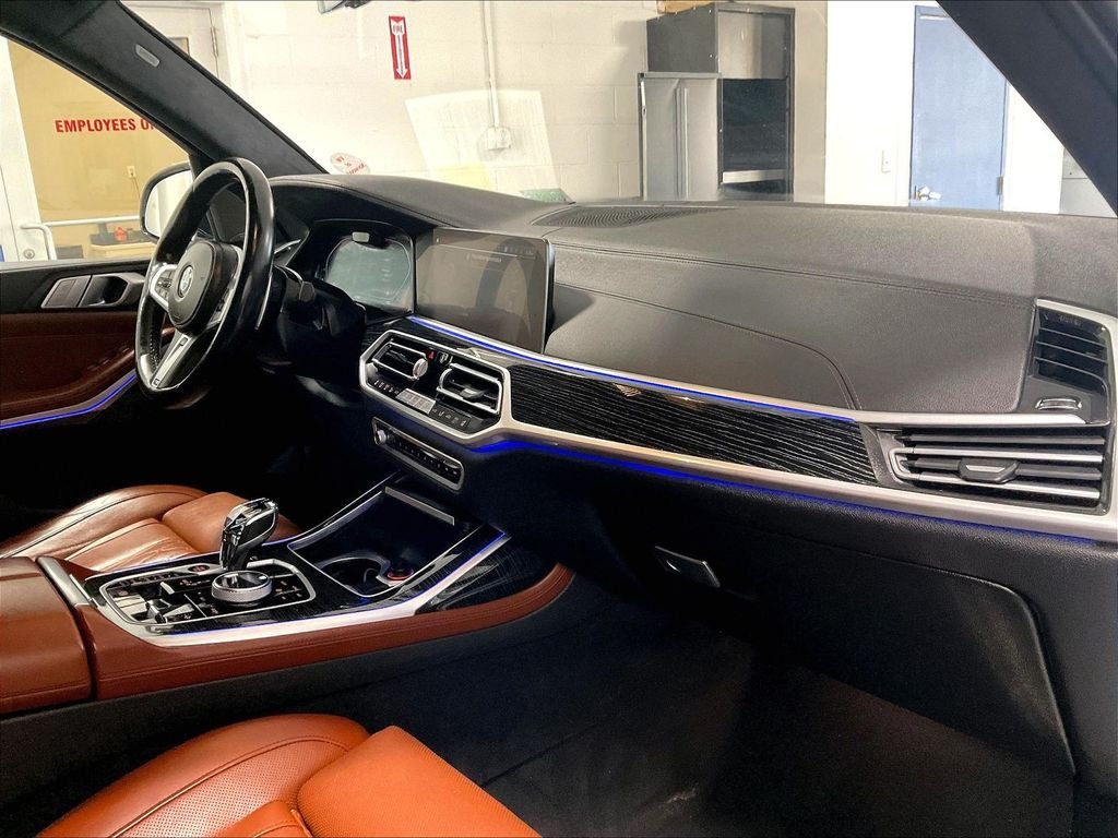 Used 2022 White BMW M50i image 14