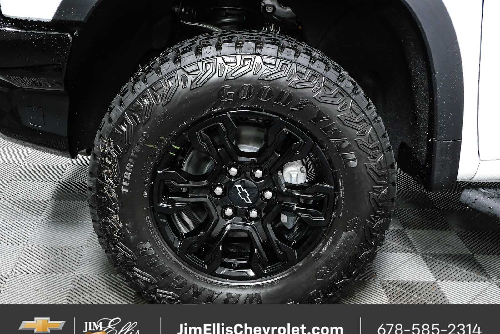New 2026 Summit White Chevrolet ZR2 image 37
