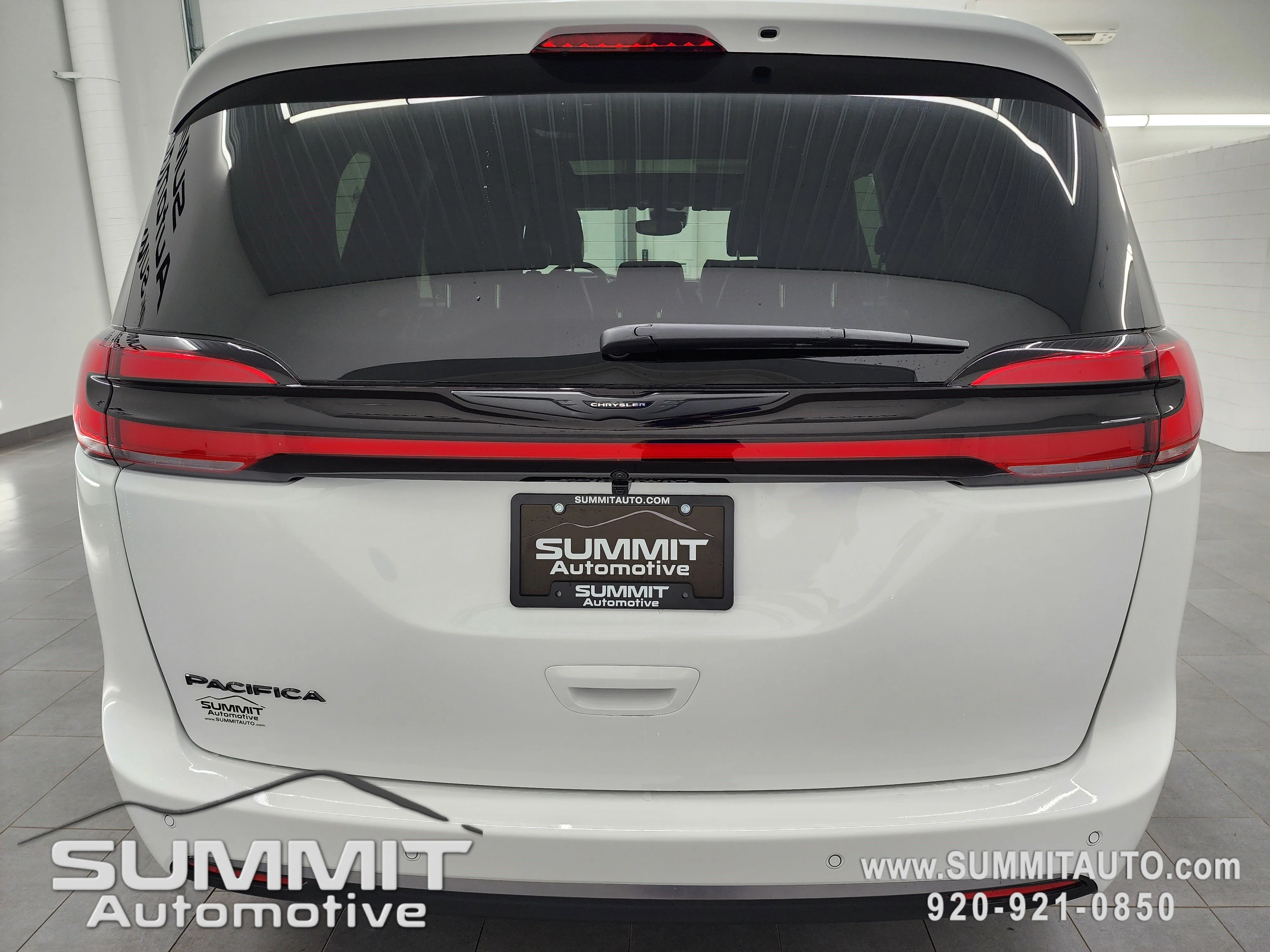 New 2026 Bright White Clear-Coat Exterior Paint Chrysler Select image 30
