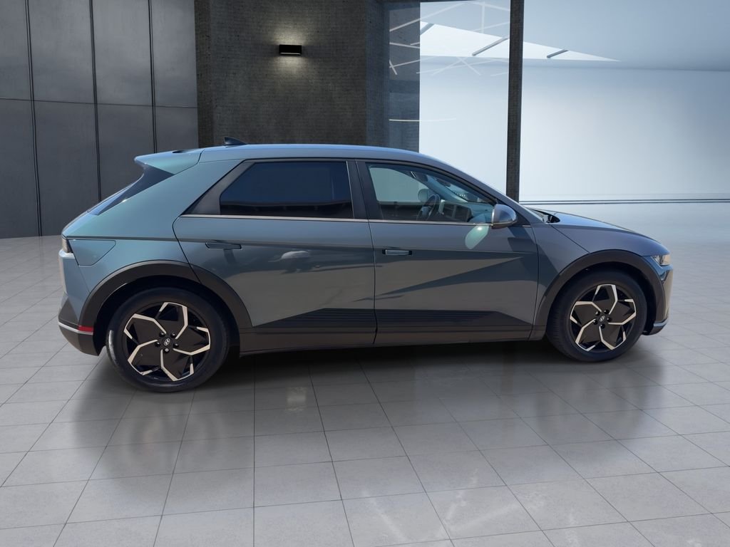 Used 2023 Green Hyundai SE image 8