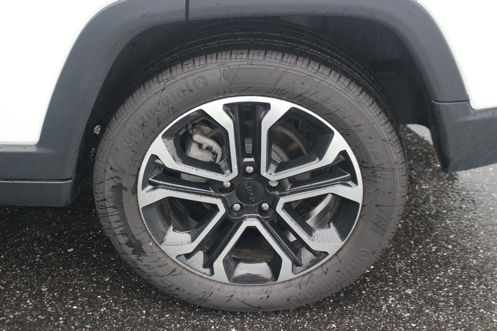 Used 2023  Jeep Limited image 33