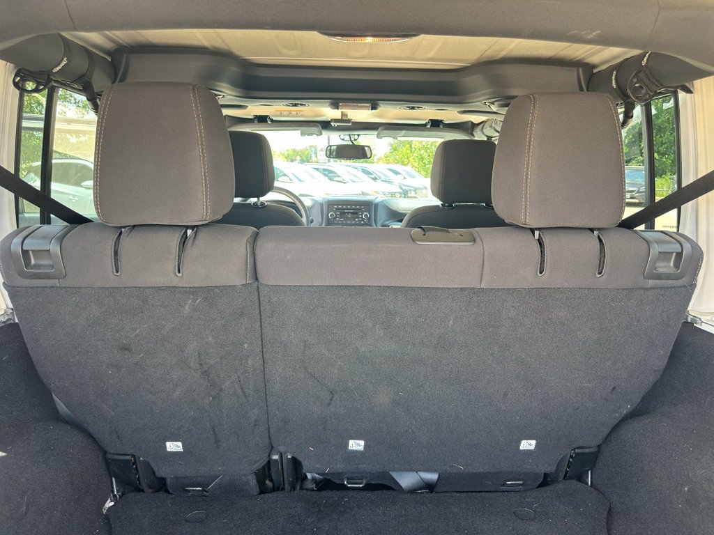 Used 2014 Bright White Clearcoat Jeep Sahara image 31