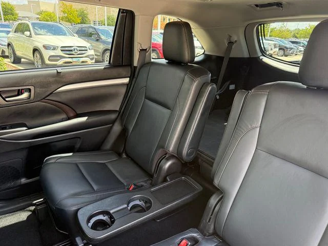 Certified Used 2018 BLIZZARD PEARL Toyota XLE image 28
