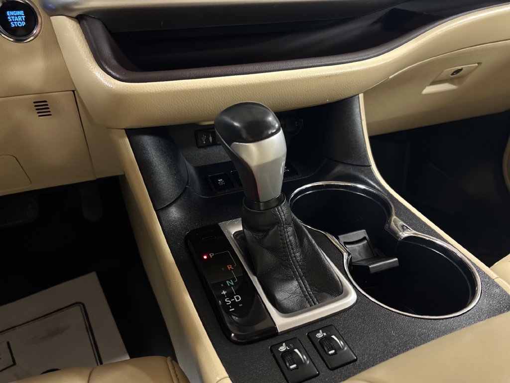 Used 2015 White Toyota XLE V6 image 23