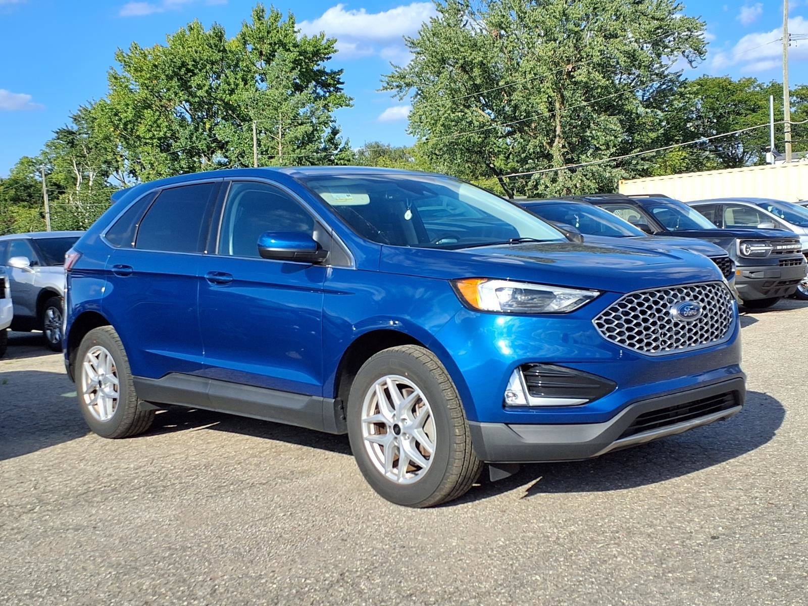 Used 2024 Atlas Blue Metallic Ford SEL image 1