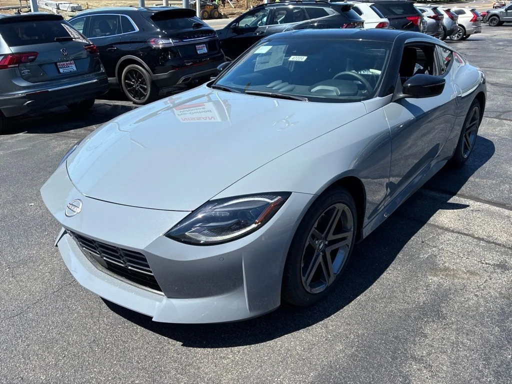 New 2026 Boulder Gray Pearl / Super Black Two-tone Nissan Sport image 3