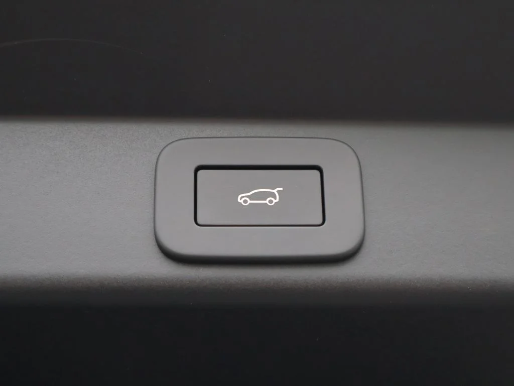 New 2026 Santorini Black Metallic Land Rover Dynamic SE image 16