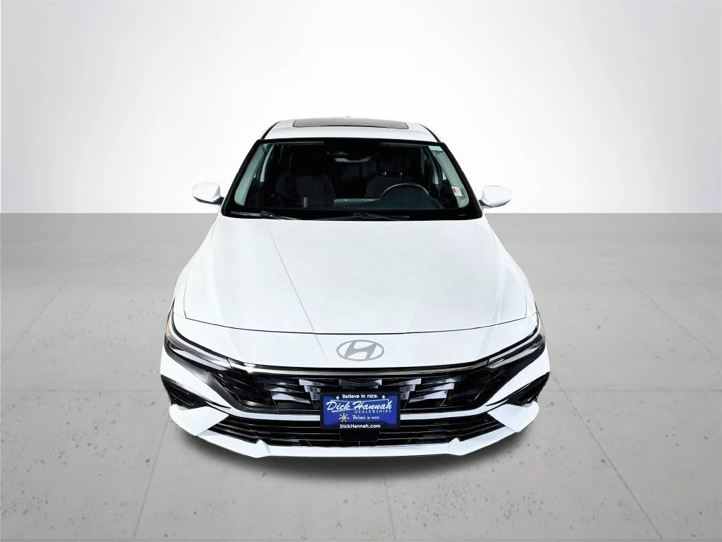 Used 2025 White Hyundai SEL Convenience image 3
