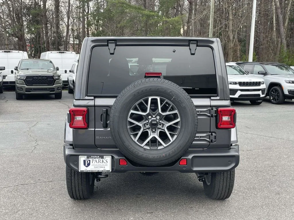 New 2026 Granite Crystal Metallic Clear-Coat Exterior Paint Jeep Sahara image 7