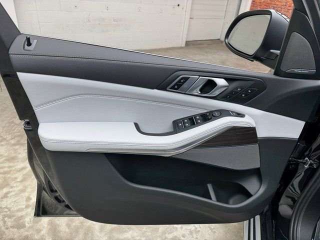 Used 2026 Black BMW xDrive40i image 10
