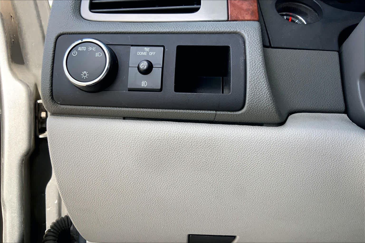 Used 2008 Graystone Metallic Chevrolet LT w/3LT image 31