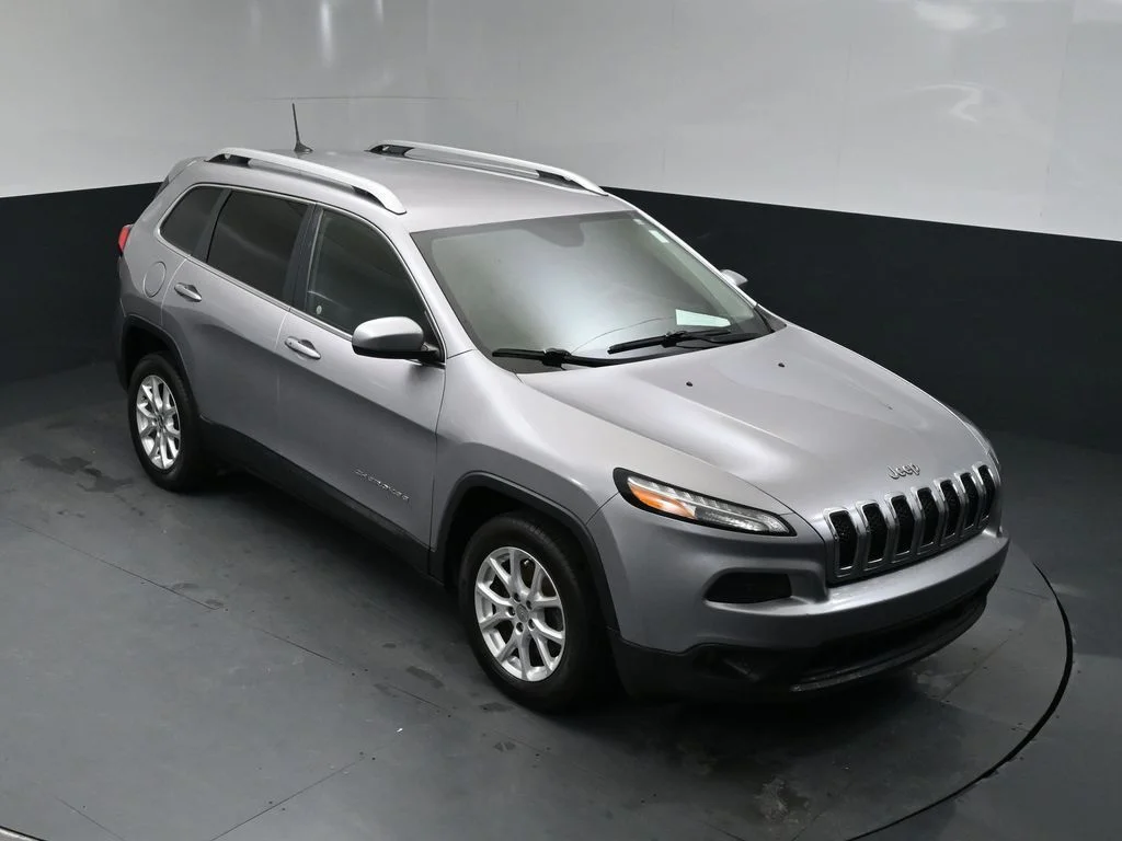 Used 2018 Silver Jeep Latitude Plus image 13
