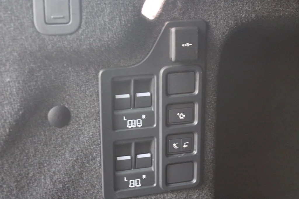 Used 2025  Land Rover Dynamic SE image 46