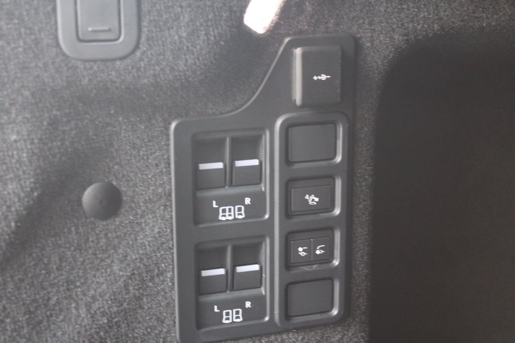 Used 2025  Land Rover Dynamic SE image 46