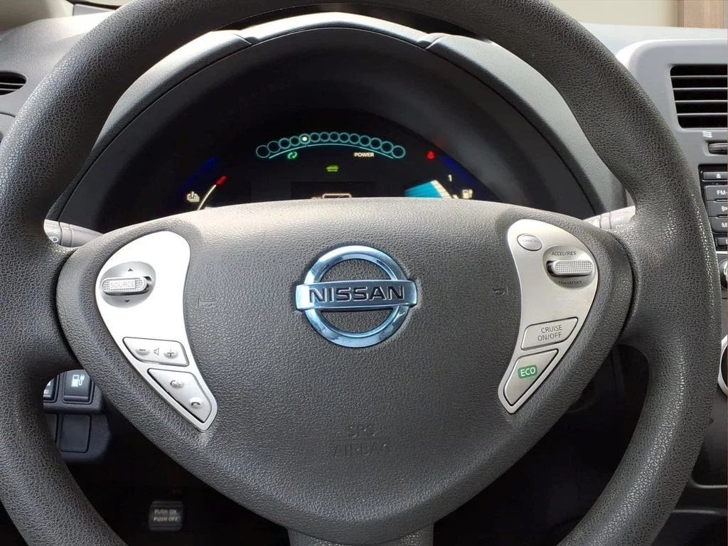 Used 2016 Silver Nissan S image 11