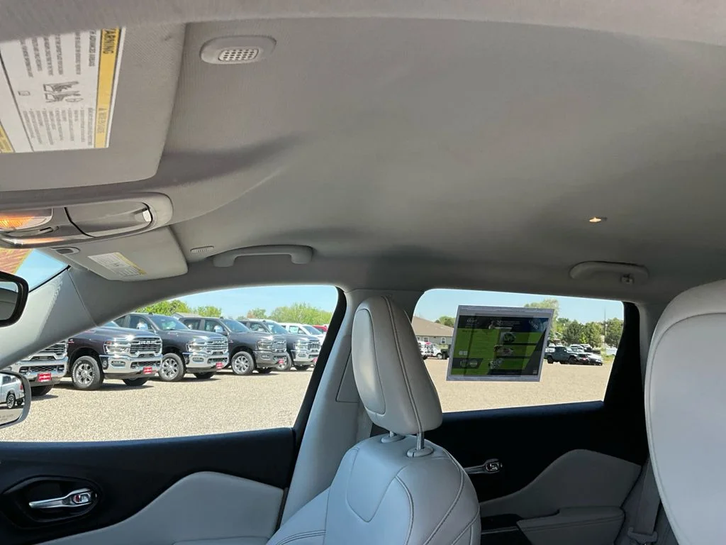 Used 2021 Billet Silver Metallic Clearcoat Jeep Latitude Plus image 18