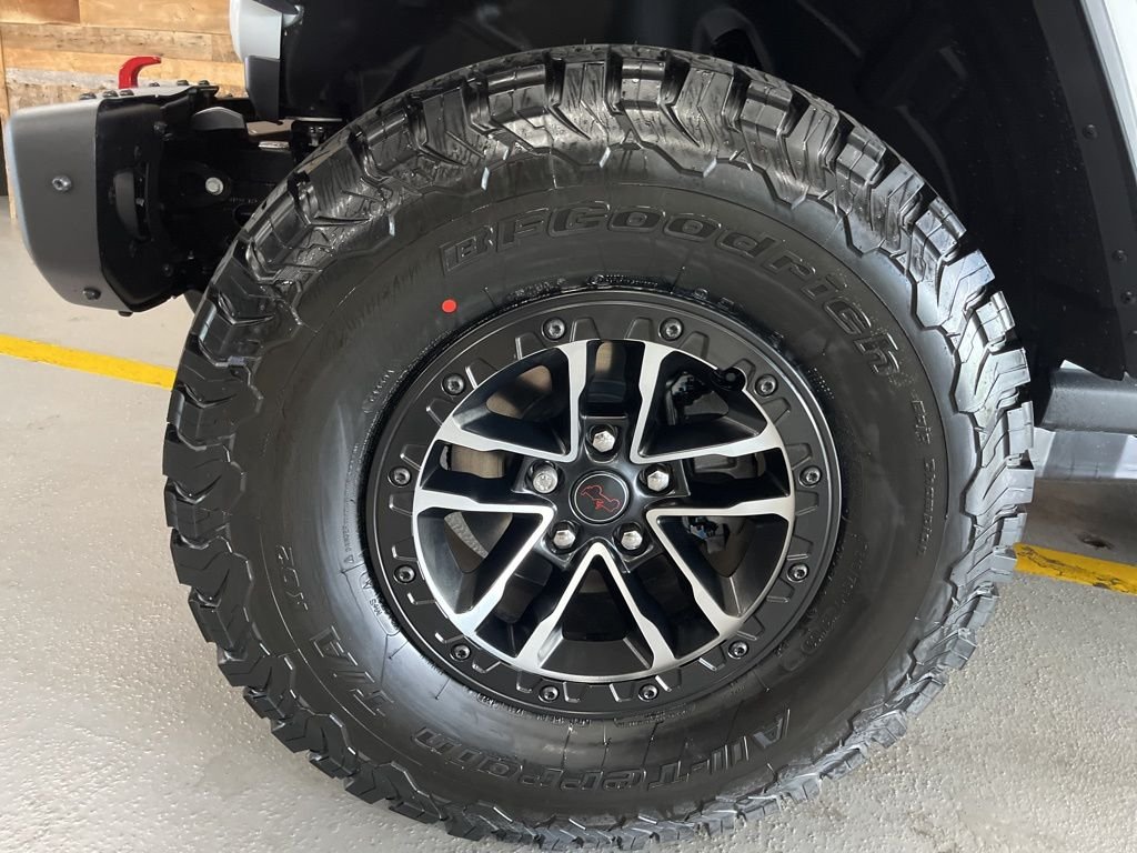 New 2026 Bright White Clear-Coat Exterior Paint Jeep Rubicon X image 6