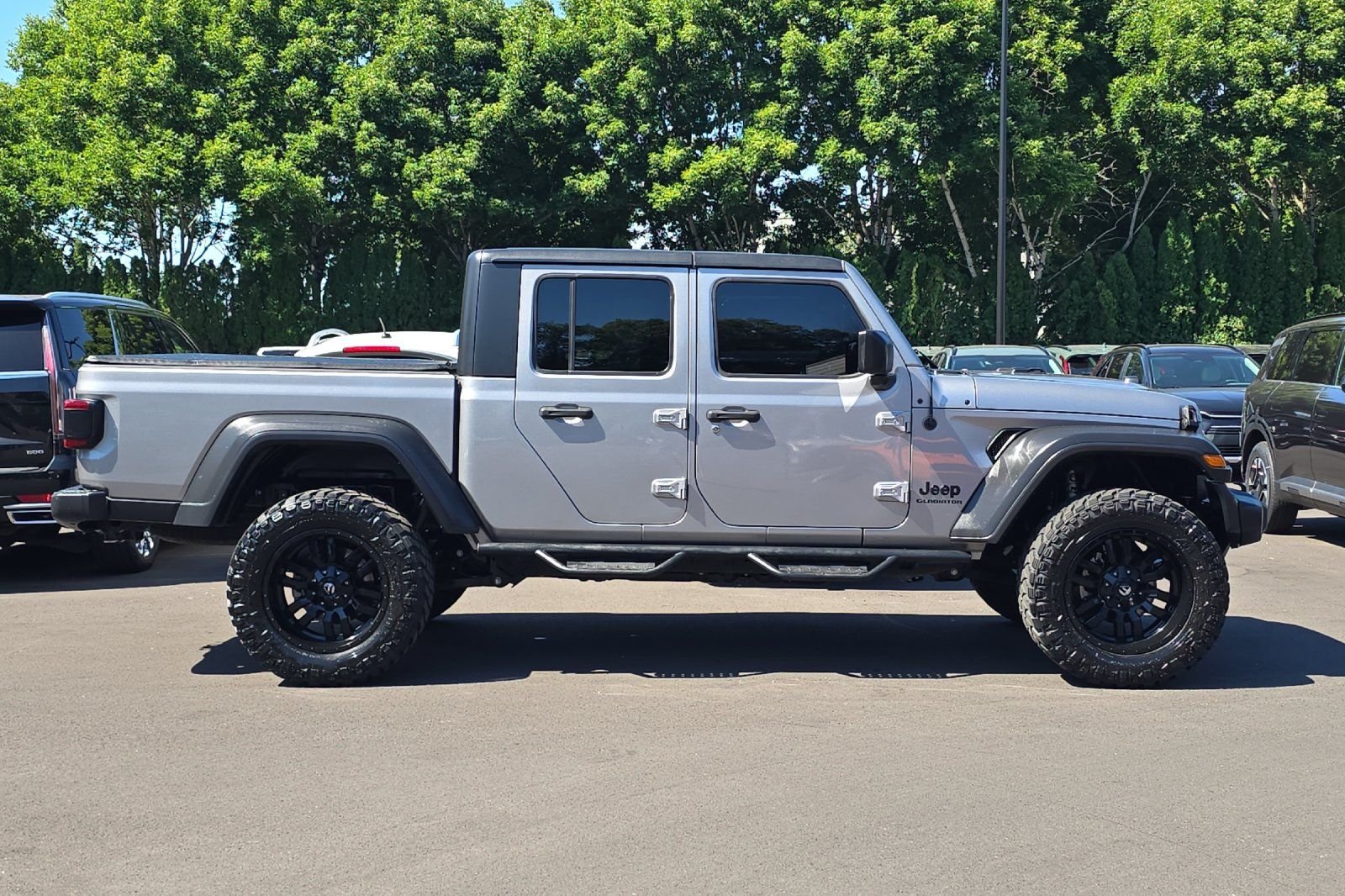 Used 2020 Silver Jeep Sport image 3