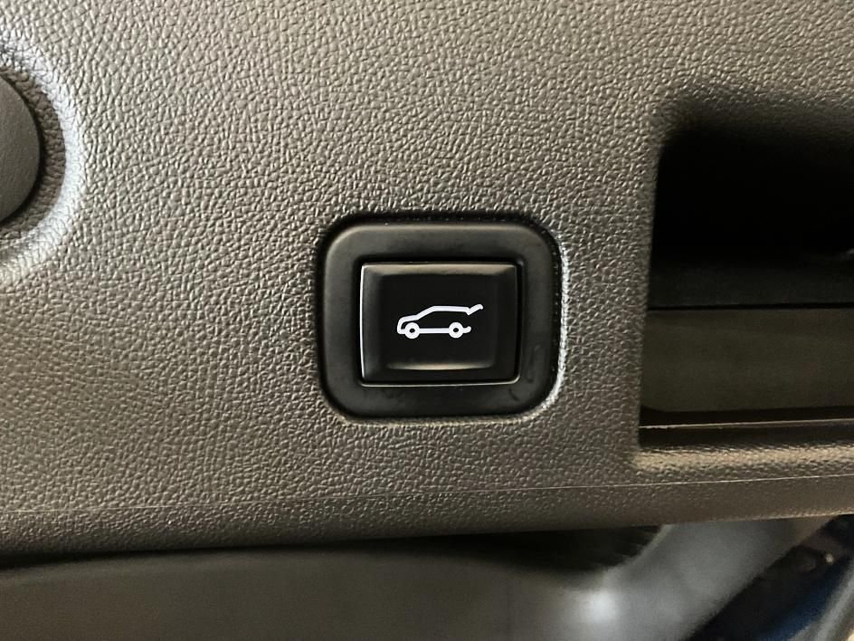 Used 2022 Blue Chevrolet Premier image 16