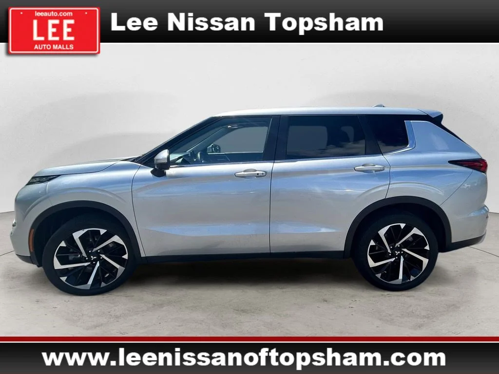 Used 2022 Silver Mitsubishi SE image 2