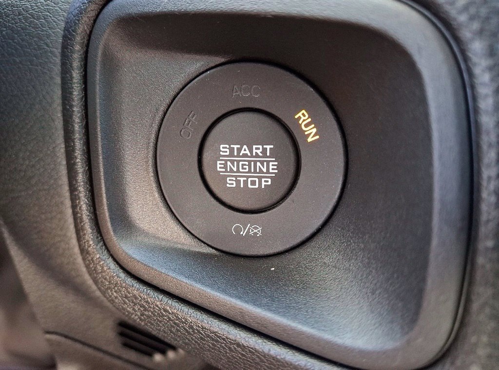Used 2025  Jeep Sport S 4xe image 13