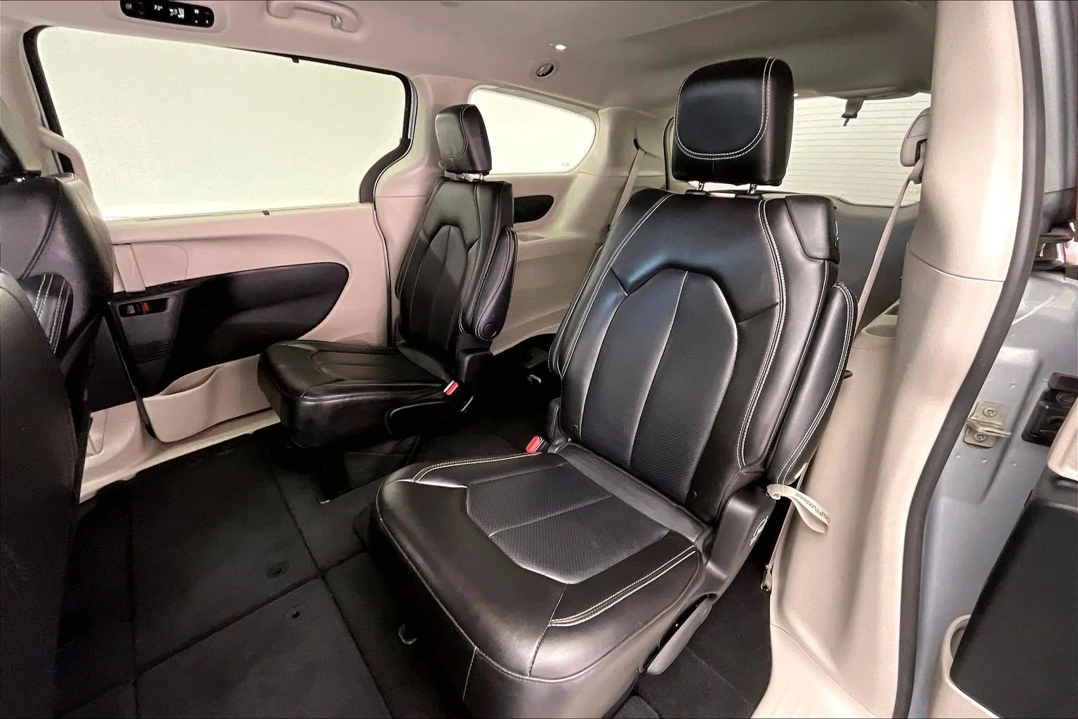 Used 2023 Silver Mist Clearcoat Chrysler Touring L image 19