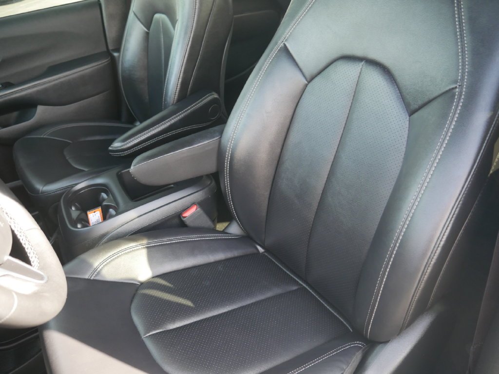 Certified Used 2025 White Chrysler Select image 29
