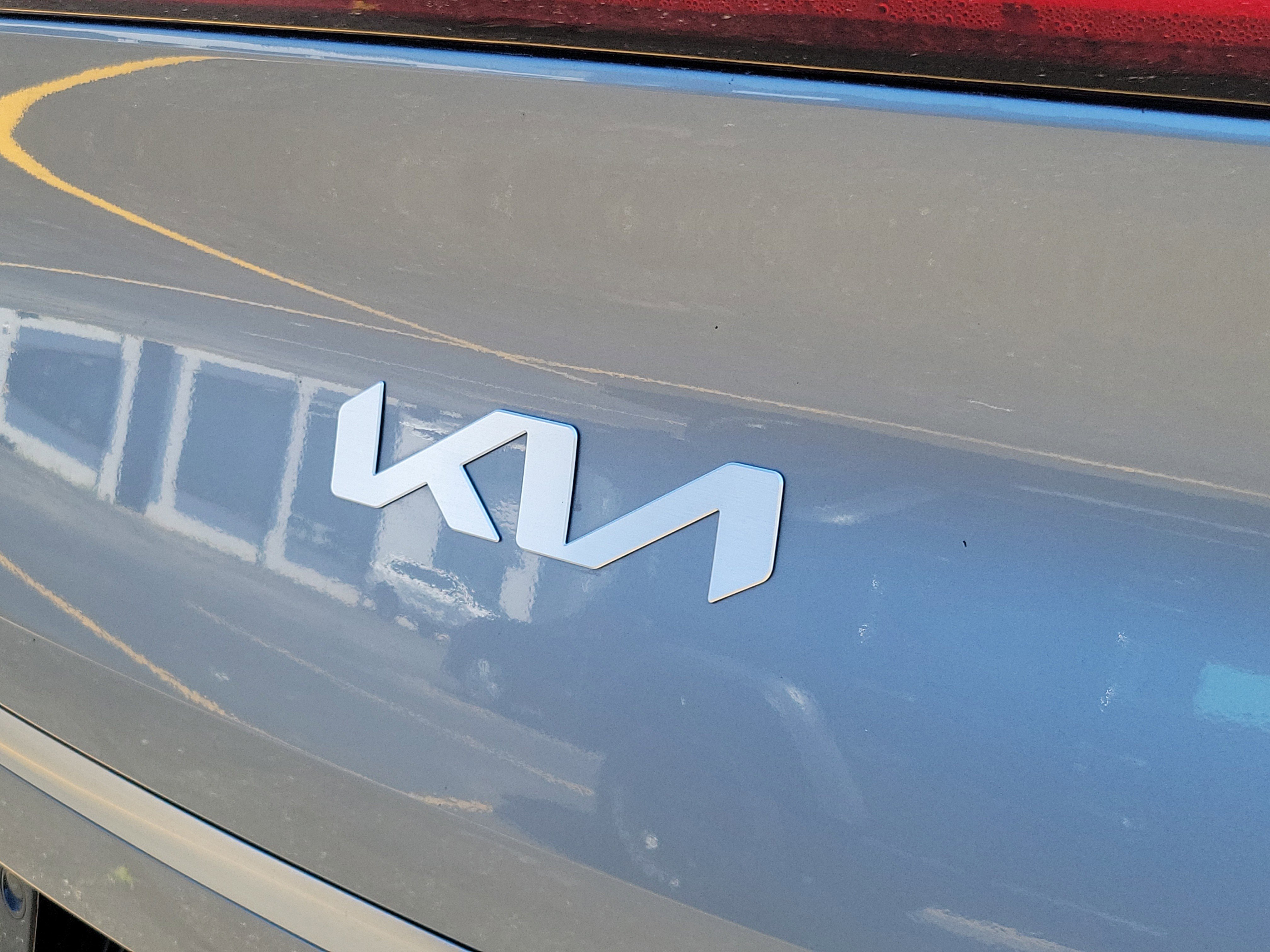 Used 2023 Steel Gray Kia Wind image 8