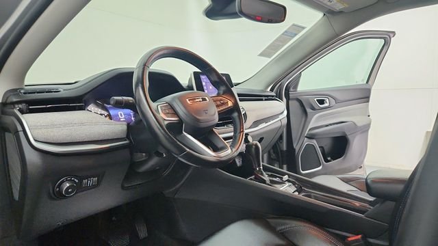 Used 2022 Silver Jeep Latitude image 16